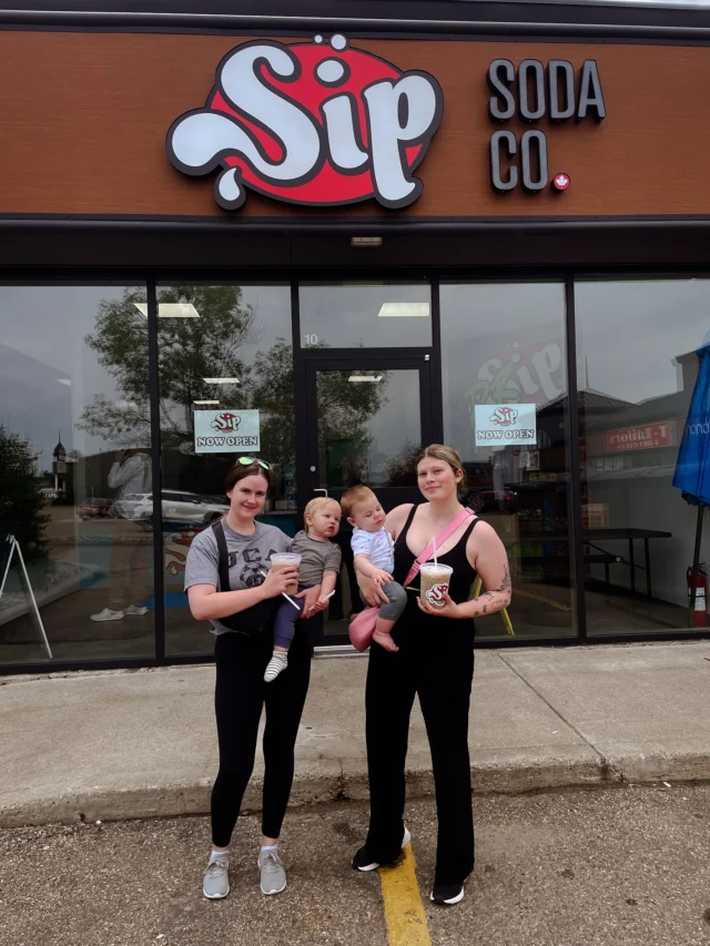 From sippy cups to senior sips, all ages love Sip. Whether you’re 6 months or 96 years young, there’s a drink for everyone here. 💙
#sipsoda #yegfoodies #sipsodaco